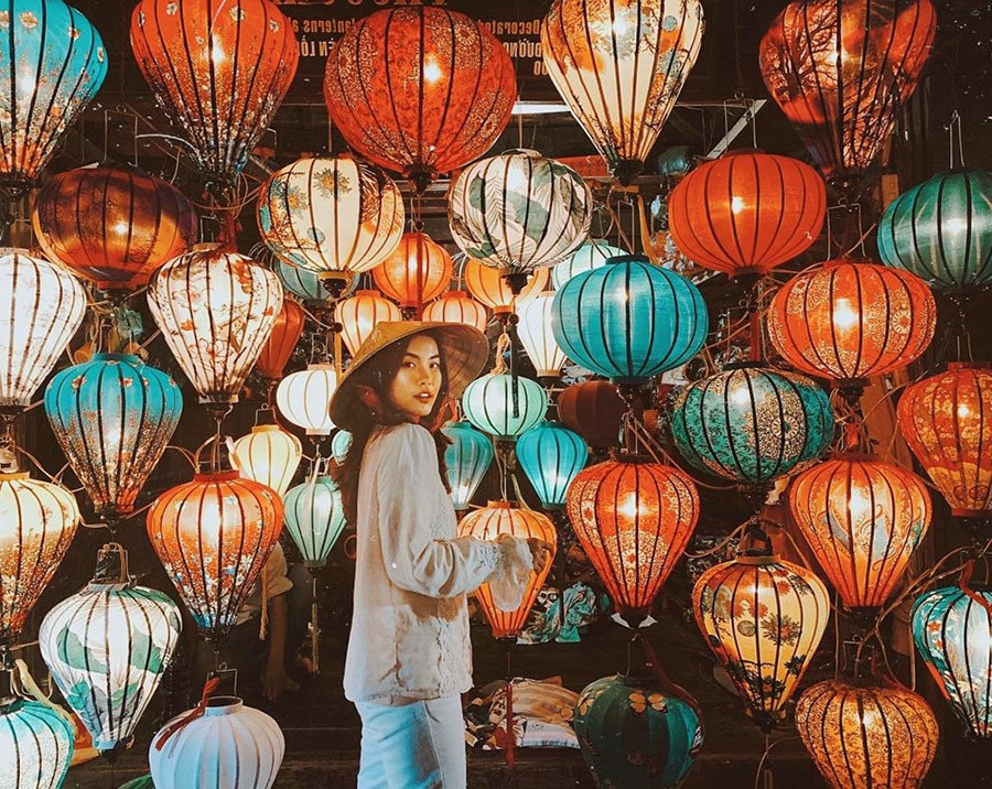 taking the pictures with lanterns