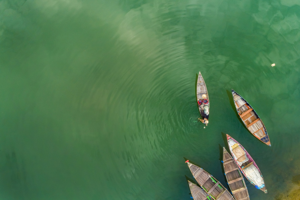 boats-floating-on-emerald-river-hoi-an